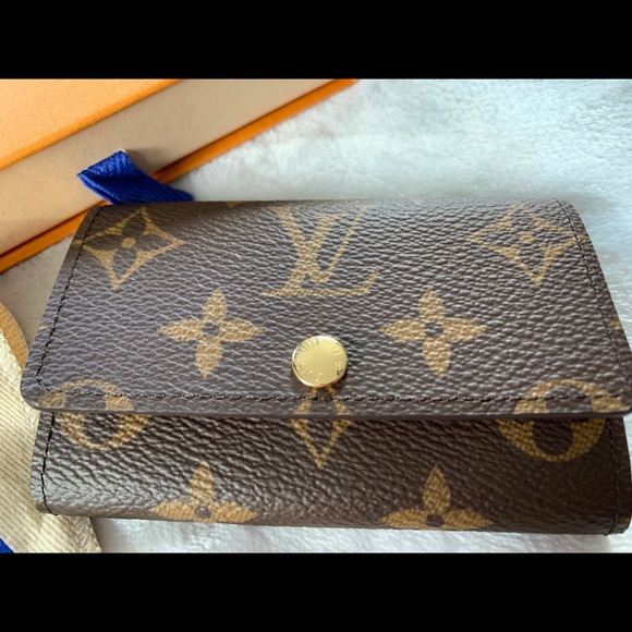 Authentic Louis Vuitton 6 Key Holder in Monogram - Picture 2 of 4